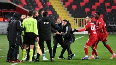 Burak Yılmaz &ccedil;ılgına d&ouml;nd&uuml;! Hakemin &uuml;zerine y&uuml;r&uuml;d&uuml;