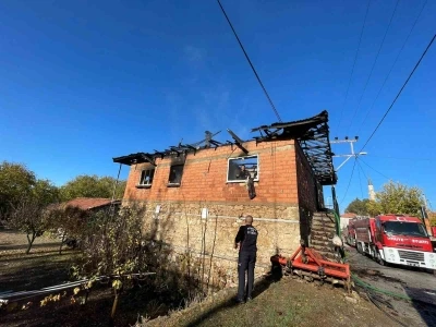 Burdur’da 2 katlı evde yangın paniği
