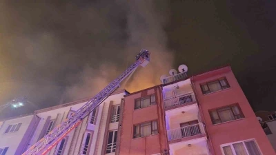 Burdur&rsquo;da 4 katlı binada korkutan yangın
