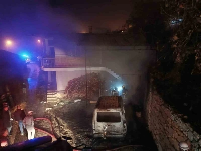 Burdur&rsquo;da evde &ccedil;ıkan yangın hafif ticari araca sı&ccedil;radı

