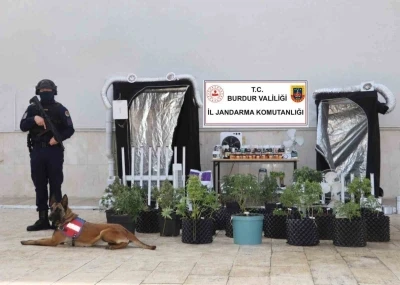 Burdur&rsquo;da evi uyuşturucu imalathanesine &ccedil;eviren ş&uuml;pheli tutuklandı
