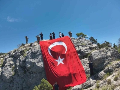 Burdur&rsquo;da jandarmadan 54 metrekarelik dev T&uuml;rk bayrağı
