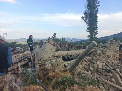 Burdur&rsquo;da kerpi&ccedil; ev &ccedil;&ouml;kt&uuml;: 2 kişi yaralandı, enkaz altındaki b&uuml;y&uuml;kbaş hayvan kurtarıldı
