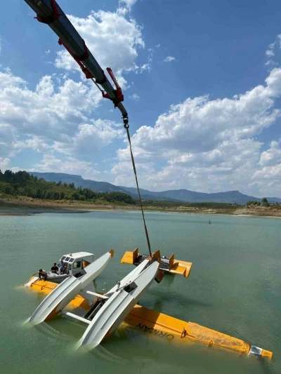Burdur’da kırıma uğrayan eğitim uçağı vinç yardımıyla çıkarıldı

