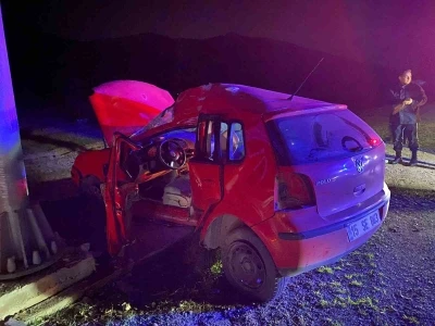 Burdur&rsquo;da kontrolden &ccedil;ıkan otomobil levhaya &ccedil;arptı: 1 yaralı
