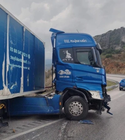 Burdur&rsquo;da kontrolden &ccedil;ıkan tır demir bariyerlere &ccedil;arptı
