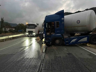 Burdur’da makaslayan tır nedeniyle yol kapandı
