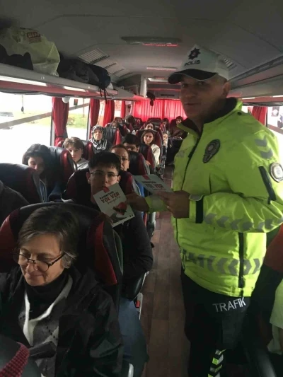 Burdur&rsquo;da otogarda emniyet kemeri kullanımı hakkında bilgilendirme
