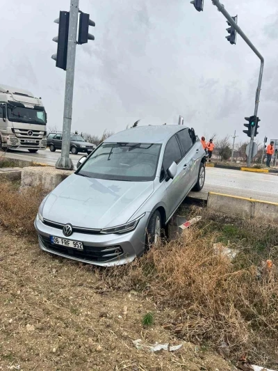 Burdur&rsquo;da otomobil ile kamyon &ccedil;arpıştı: 1 yaralı
