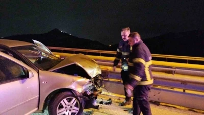 Burdur&rsquo;da otomobil ref&uuml;je &ccedil;arptı: 1 yaralı

