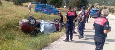 Burdur&rsquo;da otomobil şarampole devrildi: 1 &ouml;l&uuml;, 1 yaralı
