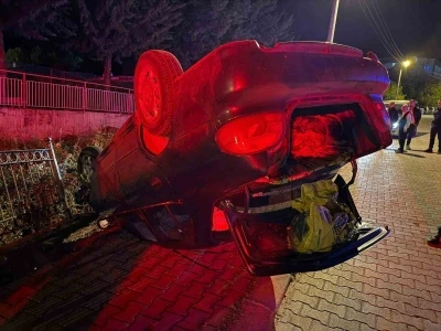 Burdur’da otomobil takla attı, dereye düşmekten son anda kurtuldu
