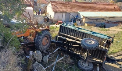 Burdur’da otomobille çarpışan traktör devrildi: 3 yaralı
