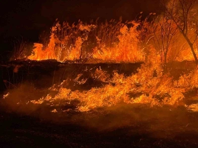 Burdur&rsquo;da sazlık alanda yangın geceyi aydınlattı
