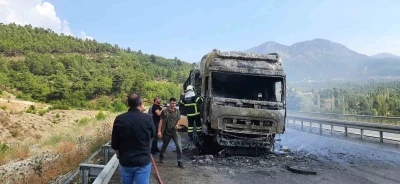 Burdur’da seyir halindeyken alev alan tır küle döndü
