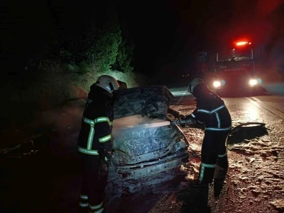 Burdur’da seyir halindeyken yanan otomobil kullanılmaz hale geldi
