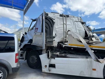 Burdur&rsquo;da tır, kamyona &ccedil;arptı: 1 yaralı
