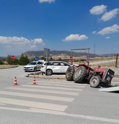 Burdur’da traktör ile otomobil çarpıştı: 1’i ağır 6 yaralı
