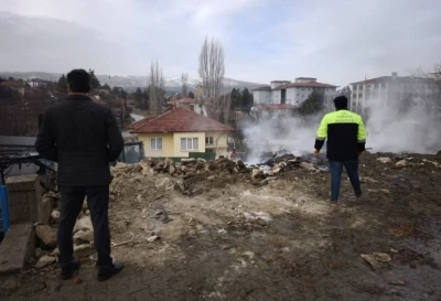 Burdur&rsquo;da yangında evde mahsur kalan vatandaşı itfaiye erleri kurtardı
