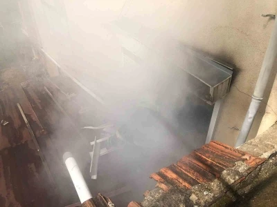 Burdur&rsquo;da yangında mahsur kalan 2 kadını ekipler kurtardı
