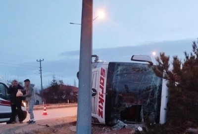 Burdur&rsquo;da yolcu otob&uuml;s&uuml; devrildi: 12 yaralı
