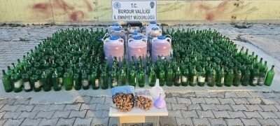 Burdur&rsquo;da y&uuml;zlerce litre ka&ccedil;ak alkol ele ge&ccedil;irildi
