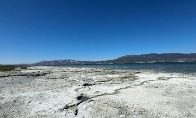 Burdur Gölü’nde balık tutmayı hayal ederken kuruyan gölde otlayan keçileri izliyor
