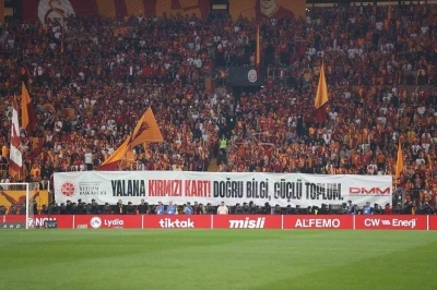 Burhanettin Duran: "Yeşil sahada a&ccedil;ılan bu pankartlar, sadece slogan değil; dijital d&uuml;nyadaki g&uuml;venliğimiz i&ccedil;in birer mesaj"
