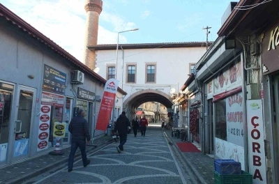 Burhaniye&rsquo;de altından yol ge&ccedil;en cami ilgi odağı oldu
