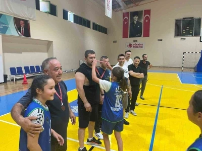 Burhaniye&rsquo;de Babalar G&uuml;n&uuml;&rsquo;ne &ouml;zel basketbol turnuvası
