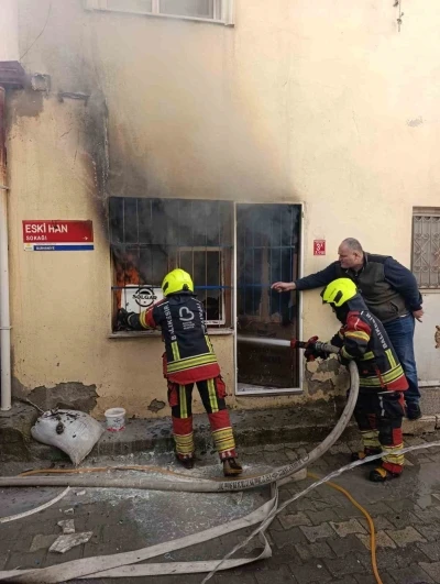 Burhaniye de baharat&ccedil;ı d&uuml;kkanı yandı
