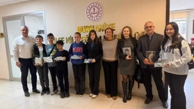 Burhaniye&rsquo;de başarılı &ouml;ğrenciler &ouml;d&uuml;llendirildi
