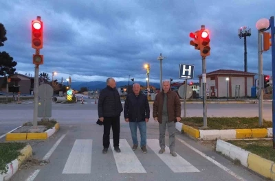 Burhaniye&rsquo;de d&uuml;zensiz yanan ışıklar tepki &ccedil;ekti
