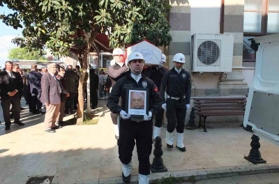 Burhaniye&rsquo;de emekli m&uuml;d&uuml;r t&ouml;renle toprağa verildi
