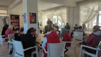 Burhaniye&rsquo;de huzurevindeki yaşlıları sevindirdiler
