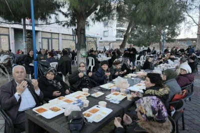 Burhaniye&rsquo;de iki mahallenin iftarı y&uuml;zlerce vatandaşı buluşturdu
