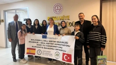 Burhaniye&rsquo;de İspanya&rsquo;dan d&ouml;nen &ouml;ğrenciler m&uuml;d&uuml;r Zihni&rsquo;yi ziyaret etti
