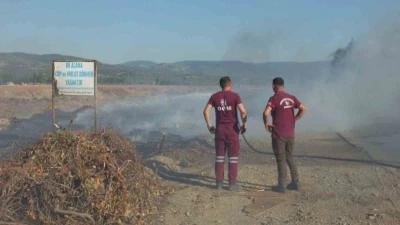 Burhaniye&rsquo;de Karınca Deresinde &ccedil;ıkan ot yangını 3 saatte s&ouml;nd&uuml;r&uuml;ld&uuml;
