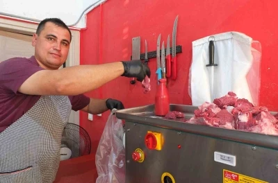 Burhaniye&rsquo;de kasapların kıyma mesaisi devam ediyor
