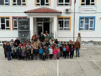 Burhaniye&rsquo;de k&ouml;y okullarındaki &ouml;ğrencilere konser s&uuml;rprizi
