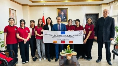 Burhaniye&rsquo;de &ouml;ğrenci proje ekibi Kaymakam Atilla&rsquo;yı ziyaret etti
