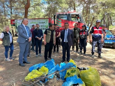Burhaniye&rsquo;de orman yangınlarına karşı ormanda &ccedil;&ouml;p toplama etkinliği yapıldı
