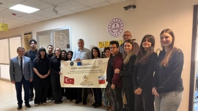 Burhaniye&rsquo;de Polonya&rsquo;dan d&ouml;nen &ouml;ğrenciler Milli Eğitim M&uuml;d&uuml;r&uuml;n&uuml; ziyaret etti

