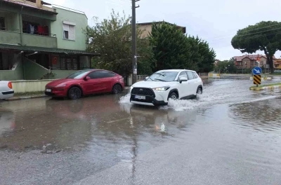 Burhaniye’de sağanak yağış sokakları göle çevirdi
