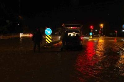 Burhaniye’de sağanak yağış yolları göle çevirdi
