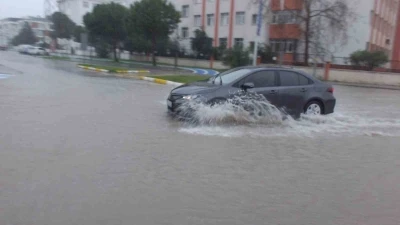 Burhaniye de sağanak yağmur yolları g&ouml;le &ccedil;evirdi
