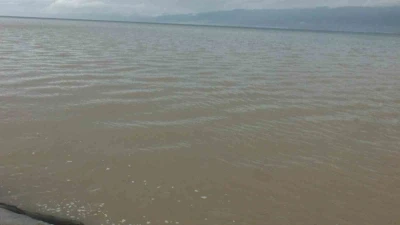 Burhaniye&rsquo;de sağanak yolları g&ouml;le &ccedil;evirirken denizi bulandırdı
