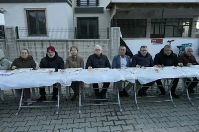 Burhaniye&rsquo; de toplu iftar geleneği devam ediyor
