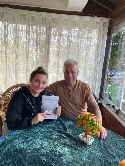 Burhaniye&rsquo;de &uuml;niversiteli Melike&rsquo;nin ilk kitabı &ccedil;ıktı
