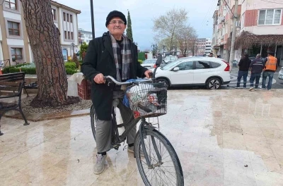 Burhaniye&rsquo;de yaşlı adam her yere bisikletle gidiyor
